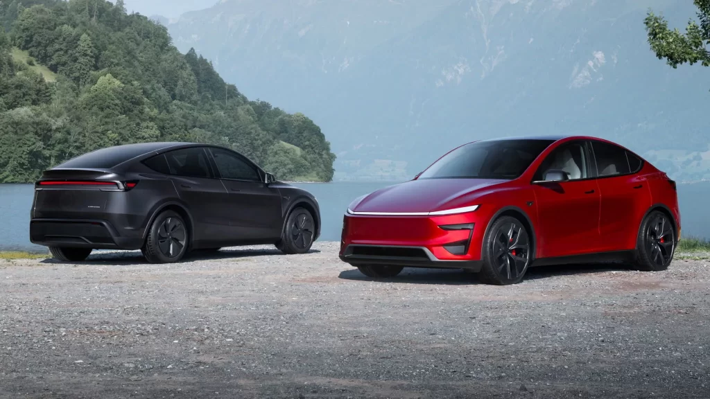 Tesla Model Y Performance grigia e rossa su strada