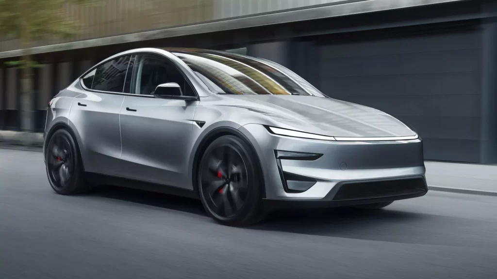 Tesla Model Y Performance grigia su strada – cerchi 21 Arachnid